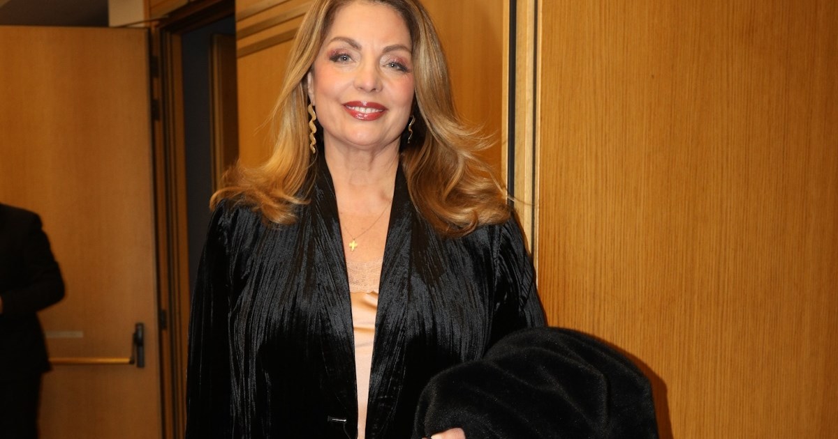 Εντυπωσιακή σε βραδινή έξοδο | Η Παναγιώτη Βλαντή με slip dress και πέδιλα σε neon χρώμα