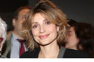 Στο σαλόνι της Ευδοκίας Ρουμελιώτη | Οι οικογενειακές στιγμές δίπλα στο υπέροχο χριστουγεννιάτικο δέντρο