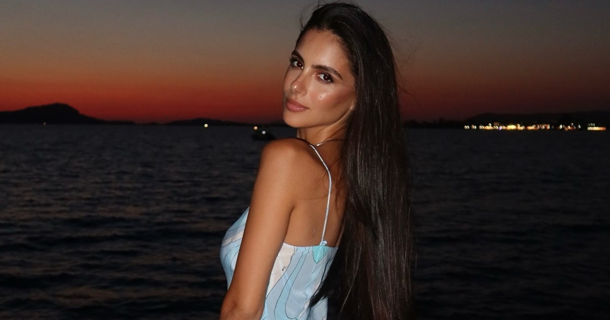 Η Αλεξάνδρα Νίκα με λευκό sweater στην Ανάσταση | Η minimal λαμπάδα που επέλεξε - εικόνα 4