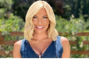 Με ροζ jumpsuit και υπέροχα μπουκλάκια δίπλα στη μαμά της | Η Ιωάννα Μαλέσκου μοιράζεται την πιο cute φωτογραφία με τη Μαρίλια Δανιά και τον σύζυγό της - εικόνα 2