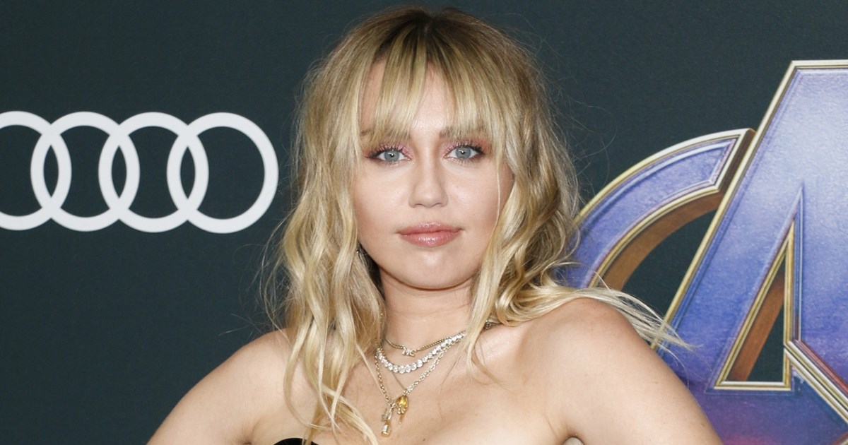 Miley Cyrus | Tο πολυτελές, ενυδατικό balm που έχει πάντα μαζί της για βελούδινα χείλη ακόμα και τις πιο κρύες μέρες