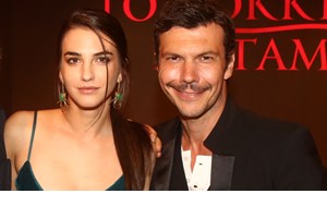 Με σκουρόχρωμο outfit και ψηλοτάκουνα πέδιλα | Η κομψή εμφάνιση της Αναστασίας Παντούση στο 1ο Greek Fashion Festival