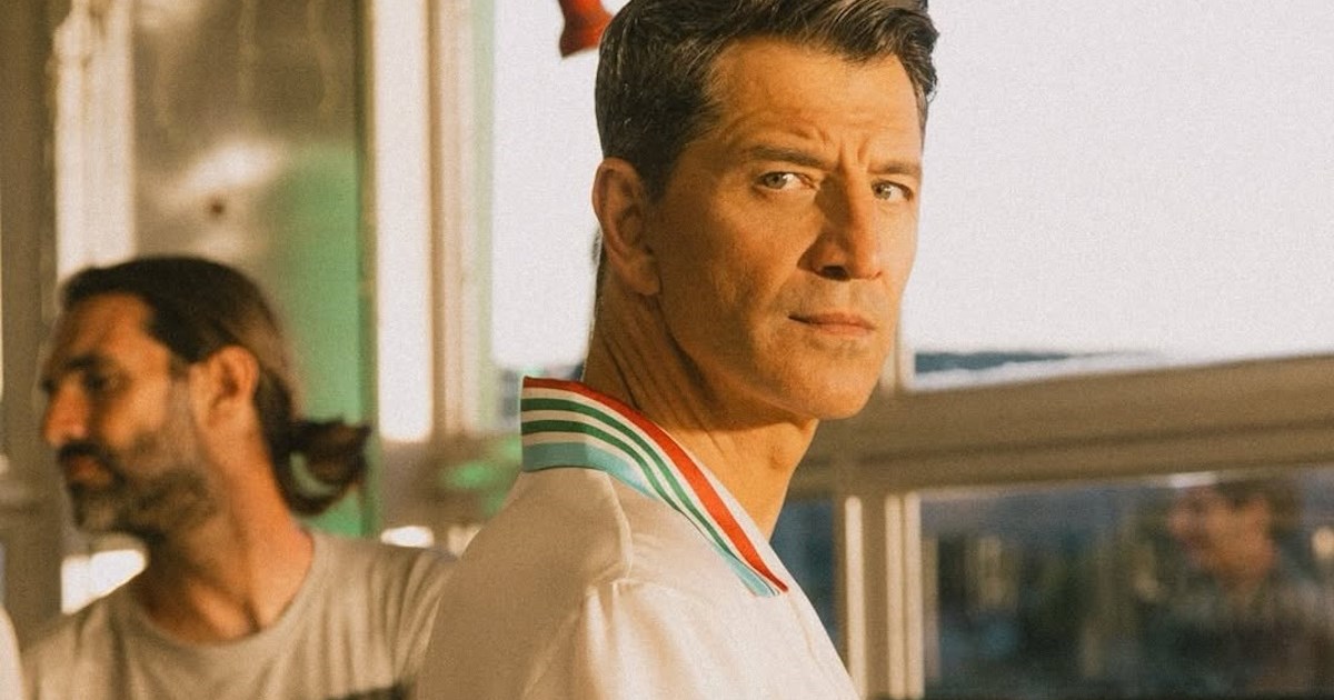 Σάκης Ρουβάς | Τα εντυπωσιακά ακροβατικά και η selfie με τον Λευτέρη Πετρούνια στο γυμναστήριο - εικόνα 2