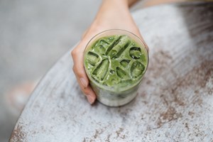 Η Αμαλία Κωστοπούλου ποζάρει με το μπικίνι της στον εντυπωσιακό κήπο του σπιτιού της - εικόνα 3