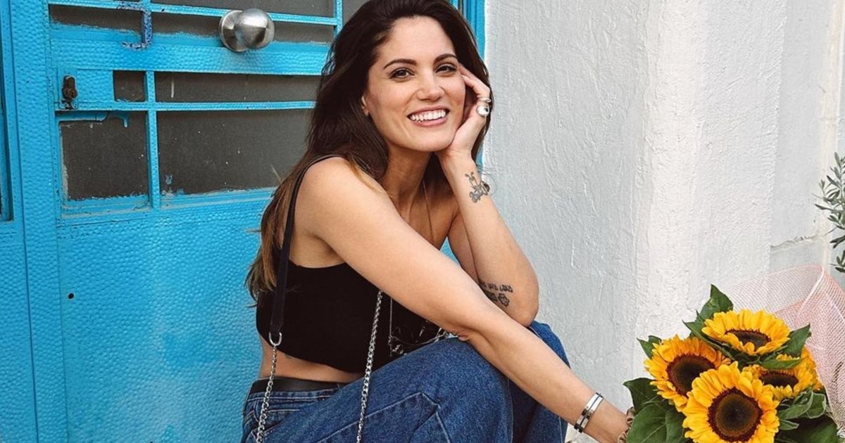 Η Μαίρη Συνατσάκη μας βάζει σπίτι της - Η πολύχρωμη βιβλιοθήκη της