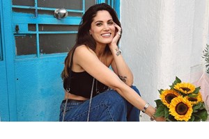 Η Μαίρη Συνατσάκη μας βάζει σπίτι της - Η πολύχρωμη βιβλιοθήκη της