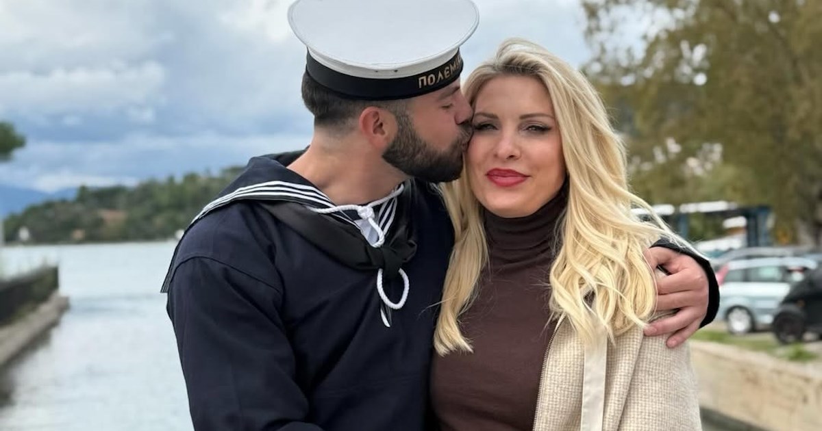 Η Ελένη Μενεγάκη ποζάρει κάτω από το παραμυθένιο δέντρο της και μετρά αντίστροφα για τα Χριστούγεννα - εικόνα 2