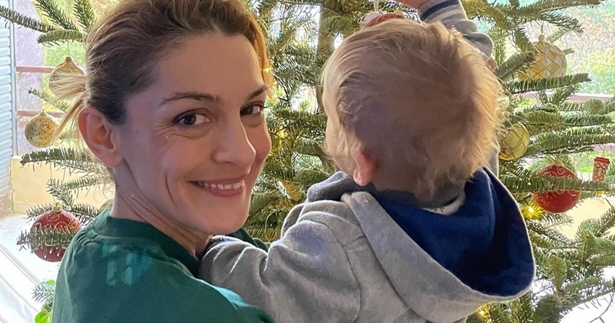 Στην κουζίνα η Γιούλικα Σκαφιδά | Έπλασε χριστουγεννιάτικα μπισκότα παρέα με τον γιο της