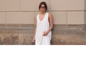 Το σατινέ φόρεμα από τη Stradivarius που θα φορέσεις στο επόμενο καλοκαιρινό κάλεσμά σου - εικόνα 3