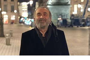 Ο Λάκης Λαζόπουλος πάντρεψε την κόρη του στην Πάρο | Σε πολύ στενό κύκλο η τελετή