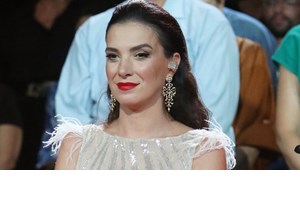 Στο Ηρώδειο η Φωτεινή Δάρρα | Ποζάρει στα λευκά αγκαλιά με την πανέμορφη κόρη της - εικόνα 2