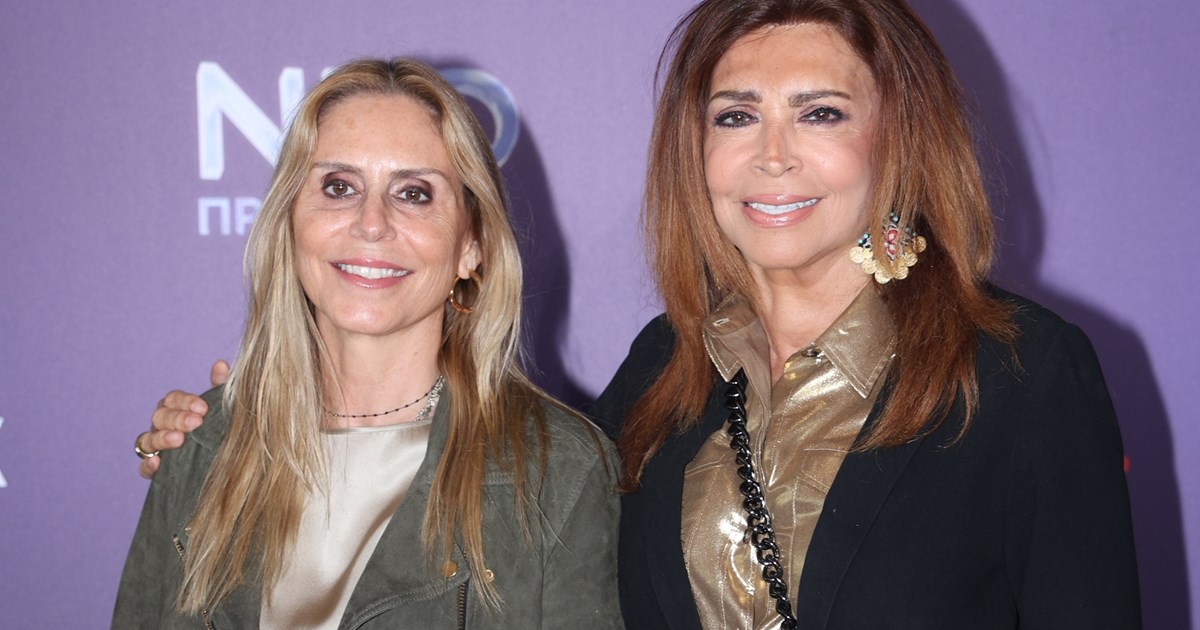 Με κομψό σύνολο στην Ακρόπολη η Μιμή Ντενίση | Οι πρώτες εικόνες από το νέο της τηλεοπτικό εγχείρημα