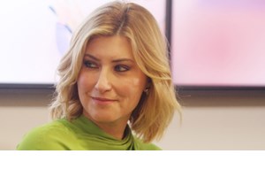 Η Σία Κοσιώνη στους διαδρόμους του ΣΚΑΪ με υπέροχο λευκό κοστούμι