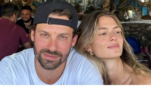 Πιο ερωτευμένη από ποτέ η Αμαλία Κωστοπούλου | Το τρυφερό φιλί on camera με τον Τζέικ Μέντγουελ