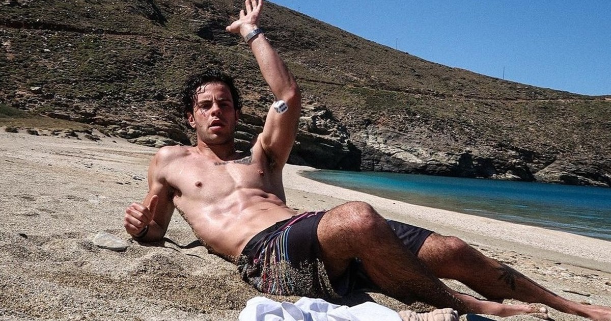 Με το μαγιό του και φόντο το απέραντο γαλάζιο | Οι νέες καλλιτεχνικές φωτογραφίες του Άγγελου Λάτσιου μάς θύμισαν ότι το καλοκαίρι είναι ακόμα εδώ