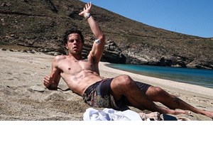 Με το μαγιό του και φόντο το απέραντο γαλάζιο | Οι νέες καλλιτεχνικές φωτογραφίες του Άγγελου Λάτσιου μάς θύμισαν ότι το καλοκαίρι είναι ακόμα εδώ