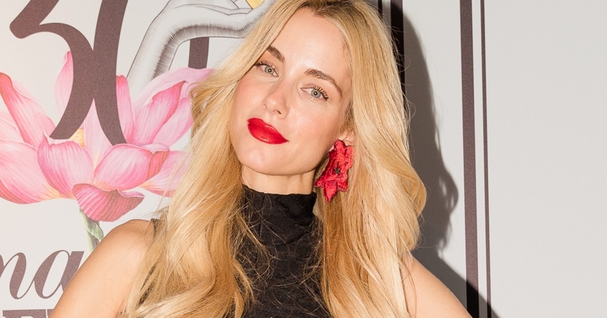 Δούκισσα Νομικού | Η chic total black εμφάνιση στον γάμο του Παύλου Βαρδινογιάννη - εικόνα 2