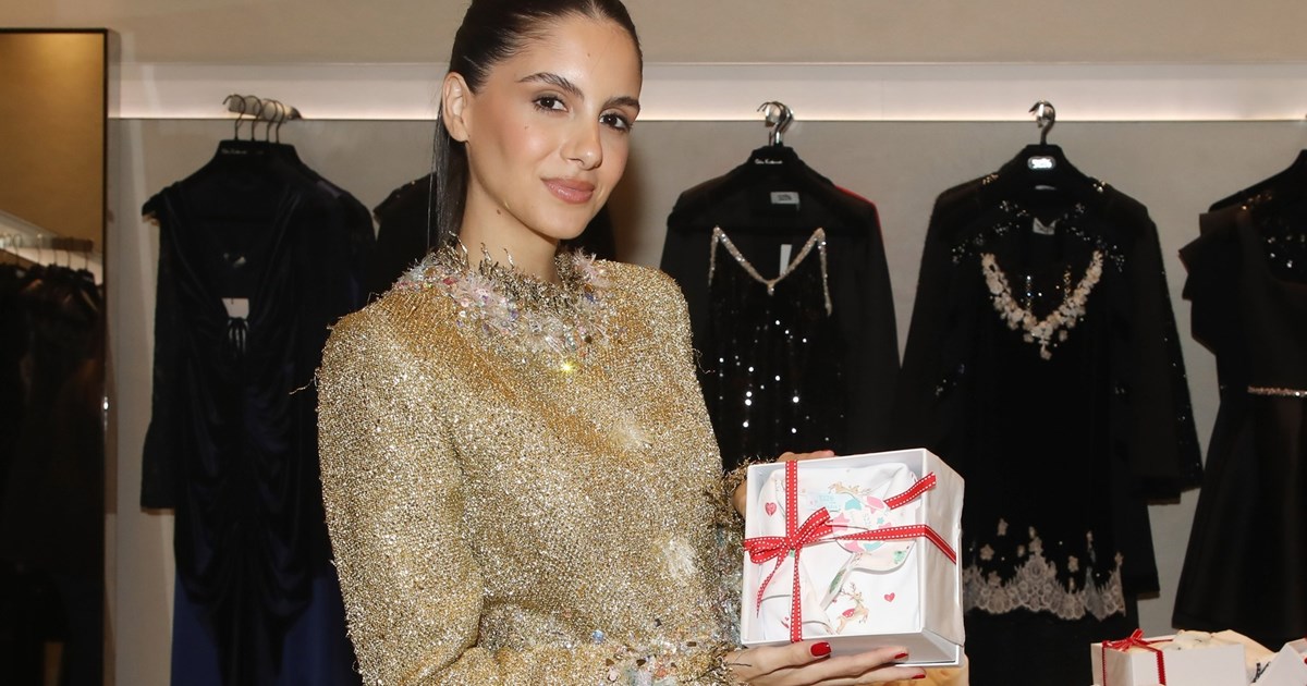 Ο Βασίλης Αργυρός έκοψε βασιλόπιτα με τους γονείς του | Η τρυφερή αγκαλιά με την Αλεξάνδρα Νίκα στο χριστουγεννιάτικο σαλόνι τους - εικόνα 4