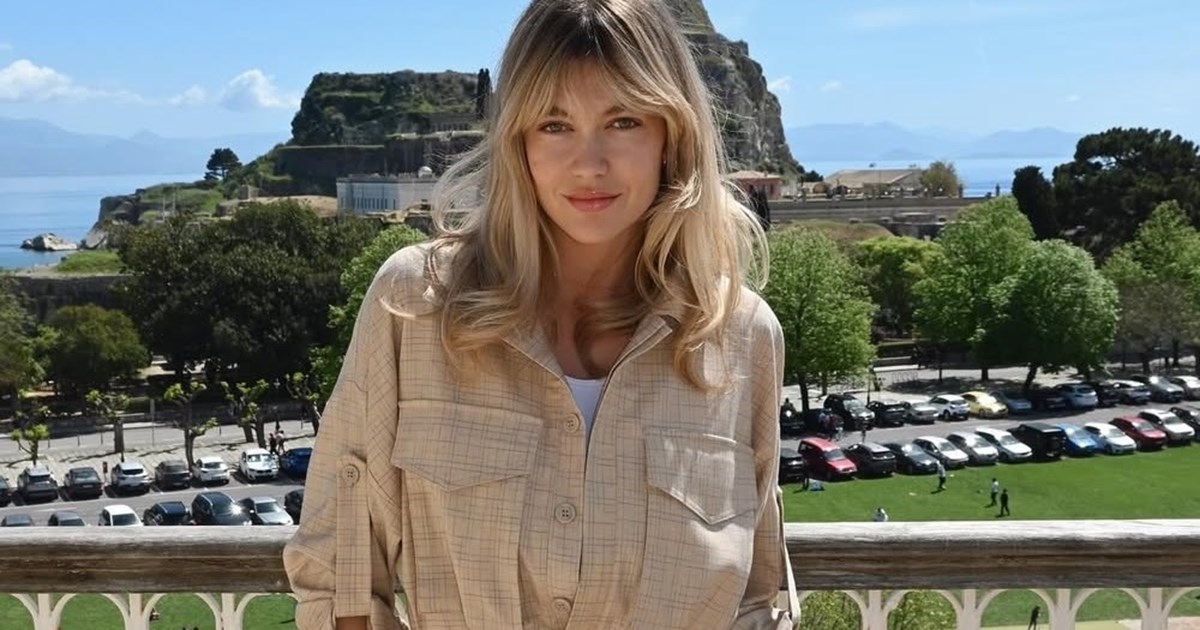 Η Αθηνά Οικονομάκου με το λευκό λινό σορτς που αναδεικνύει τη σιλουέτα