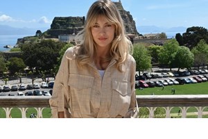 Η Τζένη Μελιτά σου δείχνει πως να φορέσεις το denim φόρεμα στη βραδινή σου έξοδο