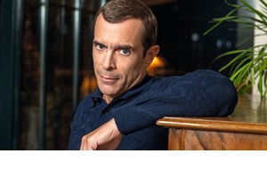 Ο Κωνσταντίνος Μαρκουλάκης με το "Εκτός Σχεδίου" στην ΕΡΤ - Το πρωτο trailer - εικόνα 2