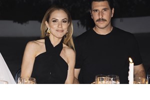 Πανύψηλος και κούκλος ο Φίλιππος Πηλαδάκης | Ο 17χρονος γιος της Ντορέττας Παπαδημητρίου στόλισε χριστουγεννιάτικα με την οικογένειά του - εικόνα 5