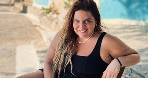 Στον ειδυλλιακό κήπο της Δανάης Μπάρκα | Η πολύ οικονομική πολυθρόνα που χαλαρώνει τις Κυριακές της - εικόνα 4