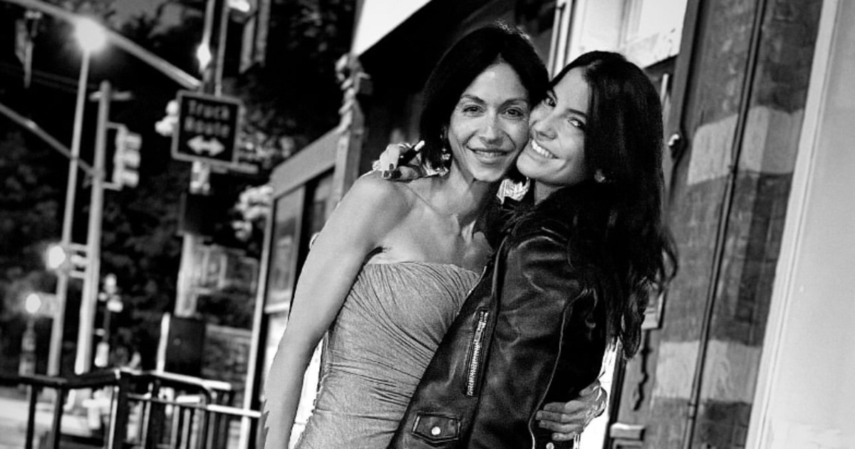 Η Άννα Βίσση με μαύρο μπικίνι | Οι διακοπές της με τη Σοφία Καρβέλα σε εξωτικό προορισμό