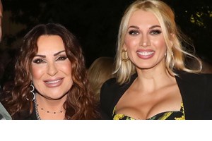 Με κομψό μωβ μπικίνι στα γαλαζοπράσινα νερά της Κρήτης | Η Ναταλία Γερμανού αποχαιρετά το καλοκαίρι - εικόνα 2