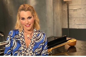 Μικρή ραδιοφωνική παραγωγός | Η κόρη της Τζένης Μπότση βαδίζει στα χνάρια της μαμάς της