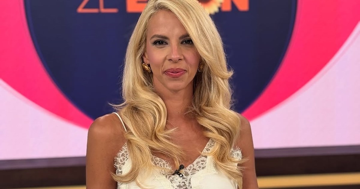 Η Τζένη Μελιτά με κόκκινη δερμάτινη φούστα | Το total look από ελληνικό brand - εικόνα 2