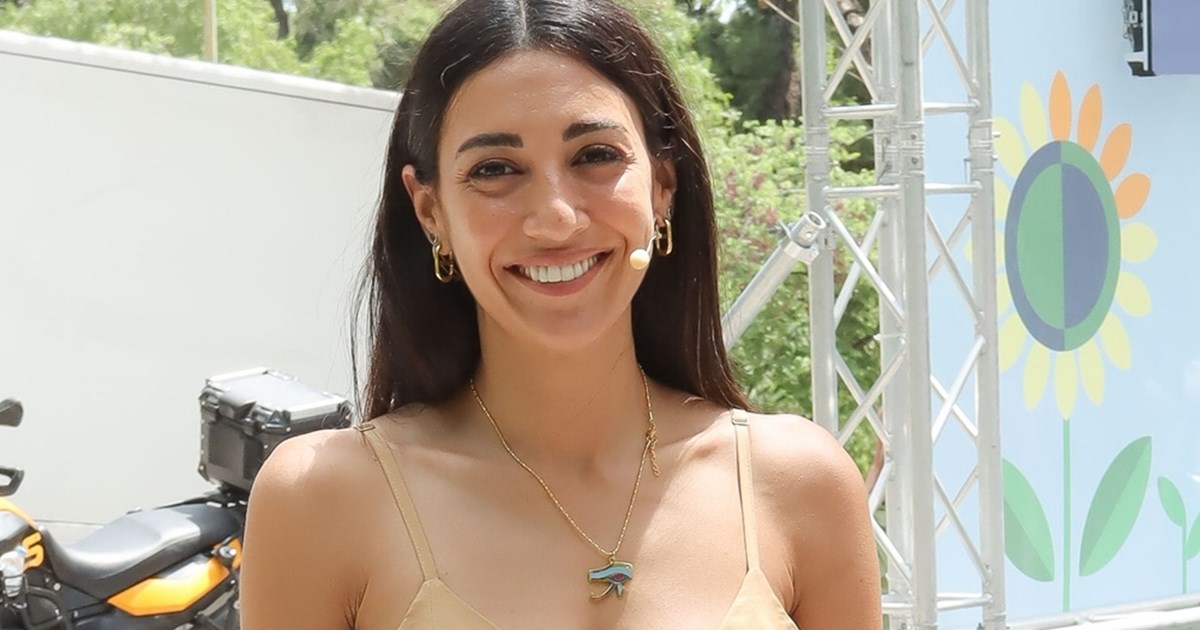 Η Σταματίνα Τσιμτσιλή με το μαύρο midi φόρεμα από τη Zara που θα σου "λύσει" τα χέρια