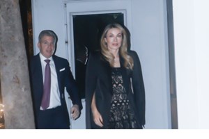 Αγκαλιασμένοι στα γιορτινά τους | Μαριέττα Χρουσαλά & Λέων Πατίτσας καλωσορίζουν το νέο έτος - εικόνα 2