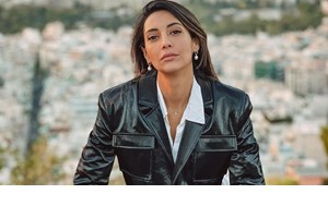 Η Φωτεινή Πετρογιάννη με το ιδανικό denim φόρεμα γι΄ αυτή την εποχή