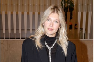 Η Κλέλια Ανδριολάτου με τα πιο ιδιαίτερα λευκά σκουλαρίκια - Κοστίζουν κάτω από 20 ευρώ και θα τα βρεις στη Zara