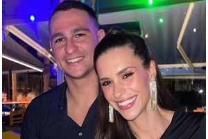 Ιζαμπέλλα Φούλοπ & Γιώργος Δερβίσης | Αγκαλιά στη θεατρική πρεμιέρα της ηθοποιού - εικόνα 4