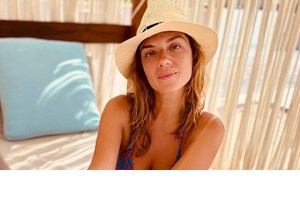 Πιο σέξι από ποτέ | Η Βάσω Λασκαράκη ποζάρει στο ηλιοβασίλεμα της Τήνου