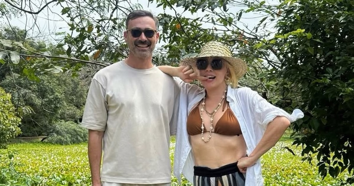 Στο ηλιοβασίλεμα του Ινδικού Ωκεανού | Η Σμαράγδα Καρύδη με μπορντό μπικίνι στην ακροθαλασσιά