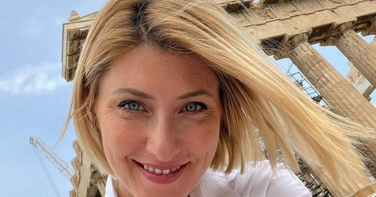 Σία Κοσιώνη | Οι πόζες με total black outfit και ασορτί γυαλιά ηλίου - εικόνα 2