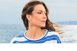 Η Δούκισσα Νομικού συνδύασε τη μπλούζα του συζύγου της με τον πιο girly τρόπο