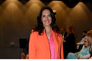 "Μπροστά μου στέκεται μία γυναίκα που αντιστέκεται στο ψεύτικο της εποχής" | Η συγκινητική ανάρτηση της Νόνης Δούνια για τα γενέθλια της κόρης της - εικόνα 2