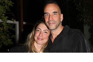 Γιώτα Τσιμπρικίδου | Σε θεατρική βραδιά με τον σύζυγό της, λίγο πριν γεννήσει