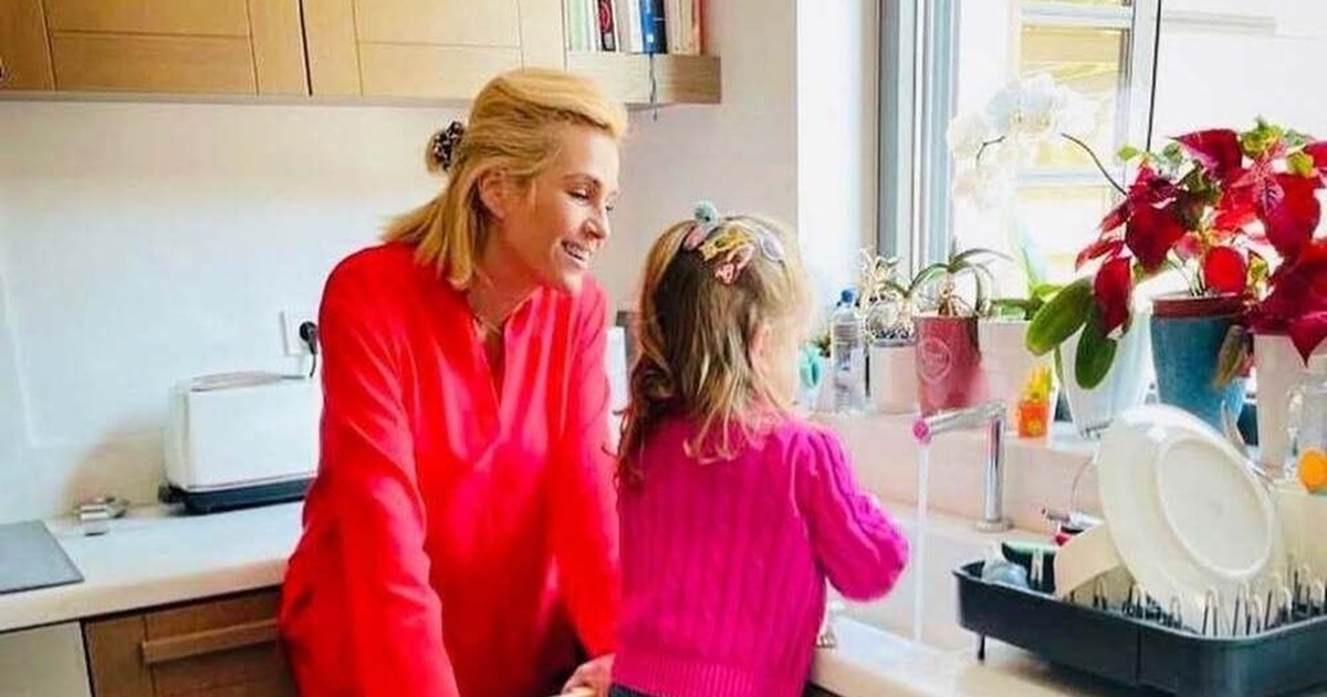 Μικρή ραδιοφωνική παραγωγός | Η κόρη της Τζένης Μπότση βαδίζει στα χνάρια της μαμάς της - εικόνα 3