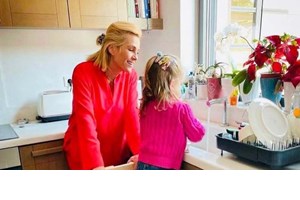 Μικρή ραδιοφωνική παραγωγός | Η κόρη της Τζένης Μπότση βαδίζει στα χνάρια της μαμάς της - εικόνα 3