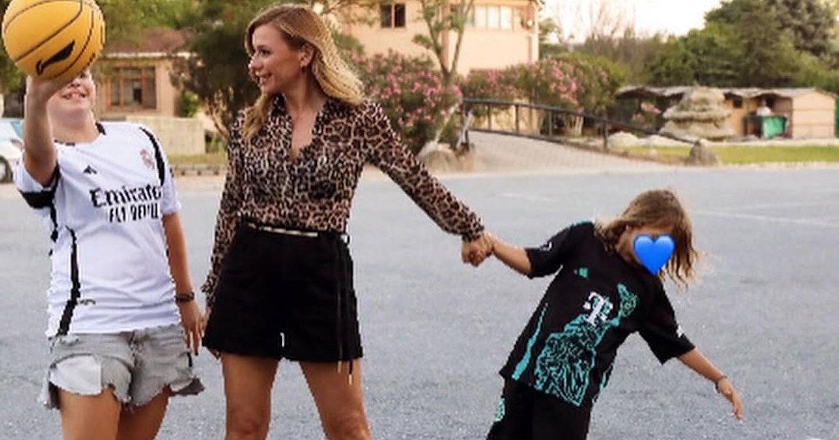 Μικρός φωτογράφος ο Αρίωνας Κατσούλης | Η Κατερίνα Καραβάτου ποζάρει χαμογελαστή στον φακό του αγοριού της