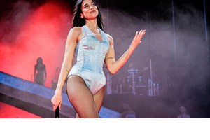 Η Dua Lipa αρνείται κατηγορηματικά ότι απέλυσε τον συνεργάτη της μετά την υπογραφή του σε επιστολή ενάντια στο συγκρότημα Kneecap