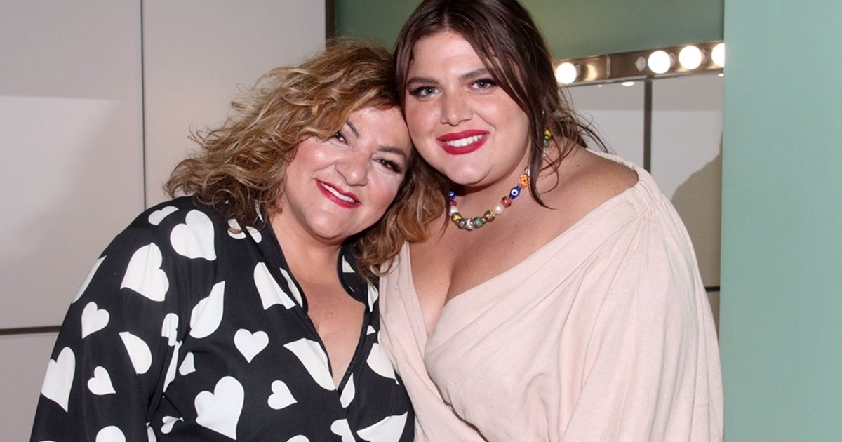 Βίκυ Σταυροπούλου - Δανάη Μπάρκα | Μαμά και κόρη ποζάρουν με ελάχιστο μακιγιάζ λίγο πριν το τέλος της πρώτης τους θεατρικής συνεργασίας - εικόνα 3