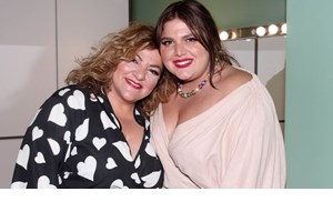 Βίκυ Σταυροπούλου - Δανάη Μπάρκα | Μαμά και κόρη ποζάρουν με ελάχιστο μακιγιάζ λίγο πριν το τέλος της πρώτης τους θεατρικής συνεργασίας - εικόνα 3