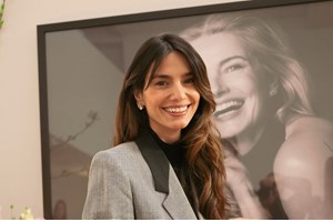 Θα πας θέατρο; Η Ευγενία Σαμαρά προτείνει το safe outfit που πρέπει να φορέσεις