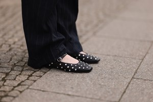 Οι βελούδινες γόβες από τη Haralas που θα φορέσεις σίγουρα τις γιορτές